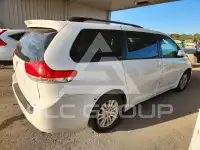 2014 Toyota SIENNA photo