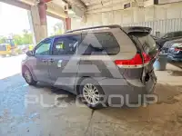 2014 Toyota SIENNA photo