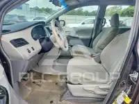 2014 Toyota SIENNA photo