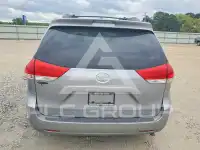 2014 Toyota SIENNA photo