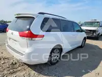 2014 Toyota SIENNA photo