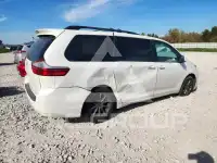 2015 Toyota SIENNA photo