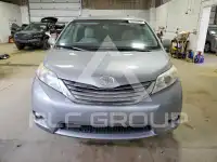 2015 Toyota SIENNA photo