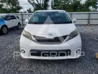 2015 Toyota SIENNA photo