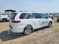2015 Toyota SIENNA photo