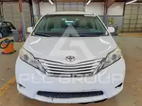 2015 Toyota SIENNA photo