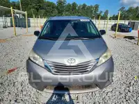 2015 Toyota SIENNA photo
