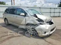 2015 Toyota SIENNA photo