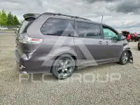 2015 Toyota SIENNA photo