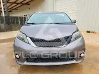 2015 Toyota SIENNA photo