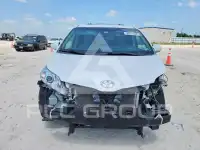 2015 Toyota SIENNA photo