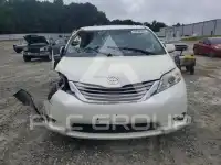 2015 Toyota SIENNA photo