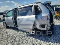 2015 Toyota SIENNA photo