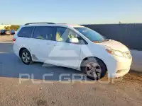 2015 Toyota SIENNA photo