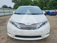 2015 Toyota SIENNA photo