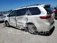 2015 Toyota SIENNA photo