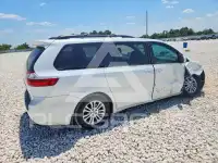 2016 Toyota SIENNA photo