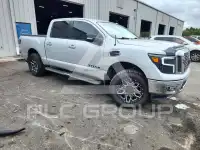 2017 Nissan TITAN фото