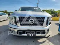 2017 Nissan TITAN фото