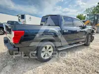 2017 Nissan TITAN фото
