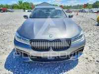 2017 BMW 750 фото