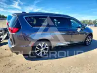 2017 Chrysler PACIFICA photo