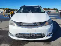 2017 Chrysler PACIFICA photo