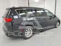 2017 Chrysler PACIFICA photo