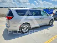 2017 Chrysler PACIFICA photo