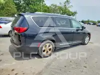 2017 Chrysler PACIFICA photo
