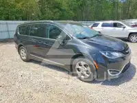 2017 Chrysler PACIFICA photo