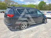 2017 Chrysler PACIFICA photo