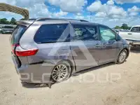 2017 Toyota SIENNA photo