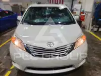 2017 Toyota SIENNA фото