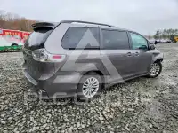 2017 Toyota SIENNA photo