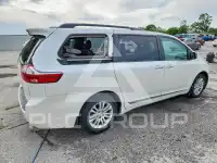 2017 Toyota SIENNA photo