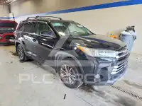 2017 Toyota Highlander photo