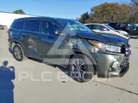 2017 Toyota Highlander photo