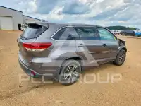 2017 Toyota Highlander photo