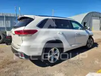 2017 Toyota Highlander photo