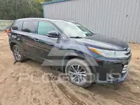 2017 Toyota Highlander photo