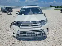 2017 Toyota Highlander photo