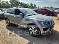 2017 Volkswagen Touareg photo