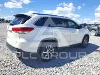 2019 Toyota Highlander photo