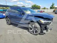 2022 Volvo XC60 фото