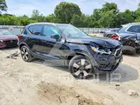2022 Volvo XC40 фото
