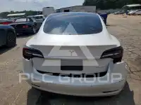 2022 Tesla Model 3 фото