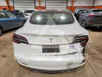 2022 Tesla Model 3 фото