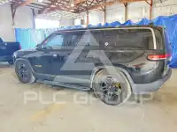 2023 Rivian R1S фото