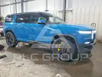 2023 Rivian R1S фото